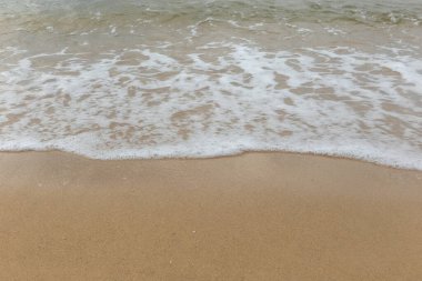 Tayland 'ın Rayong eyaletinin sabahında deniz köpüğüyle güzel bir sahil.