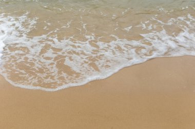 Tayland 'ın Rayong eyaletinin sabahında deniz köpüğüyle güzel bir sahil.