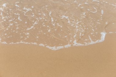 Tayland 'ın Rayong eyaletinin sabahında deniz köpüğüyle güzel bir sahil.