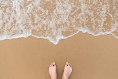 Tayland 'ın Rayong eyaletinin sabahında deniz köpüğüyle güzel bir sahil.