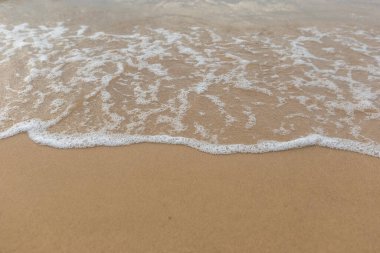 Tayland 'ın Rayong eyaletinin sabahında deniz köpüğüyle güzel bir sahil.