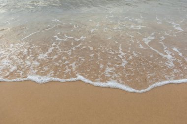 Tayland 'ın Rayong eyaletinin sabahında deniz köpüğüyle güzel bir sahil.