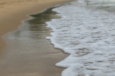 Tayland 'ın Rayong eyaletinin sabahında deniz köpüğüyle güzel bir sahil.