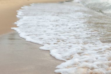 Tayland 'ın Rayong eyaletinin sabahında deniz köpüğüyle güzel bir sahil.