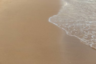 Tayland 'ın Rayong eyaletinin sabahında deniz köpüğüyle güzel bir sahil.