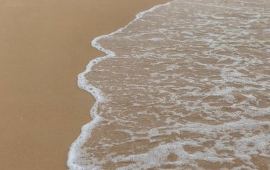 Tayland 'ın Rayong eyaletinin sabahında deniz köpüğüyle güzel bir sahil.