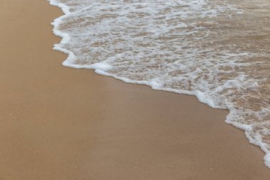 Tayland 'ın Rayong eyaletinin sabahında deniz köpüğüyle güzel bir sahil.