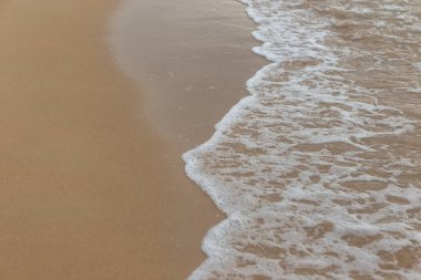 Tayland 'ın Rayong eyaletinin sabahında deniz köpüğüyle güzel bir sahil.