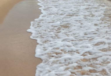 Tayland 'ın Rayong eyaletinin sabahında deniz köpüğüyle güzel bir sahil.
