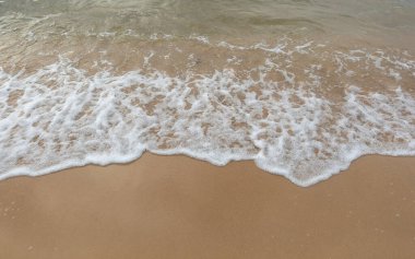 Tayland 'ın Rayong eyaletinin sabahında deniz köpüğüyle güzel bir sahil.
