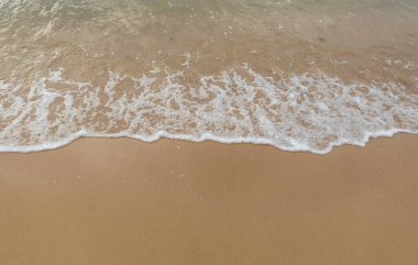 Tayland 'ın Rayong eyaletinin sabahında deniz köpüğüyle güzel bir sahil.