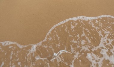 Tayland 'ın Rayong eyaletinin sabahında deniz köpüğüyle güzel bir sahil.