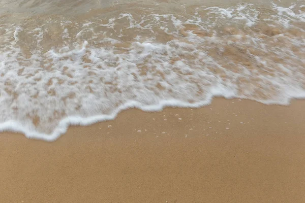 Prachtig Strand Met Het Gladde Schuim Van Zee Ochtend Van — Stockfoto