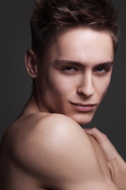 yakışıklı bir adam portresi