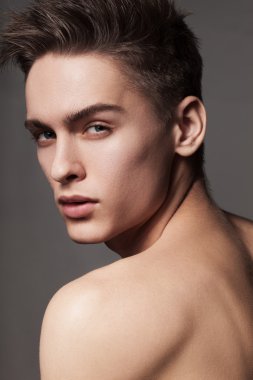 yakışıklı bir adam portresi