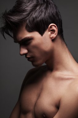 yakışıklı bir adam portresi