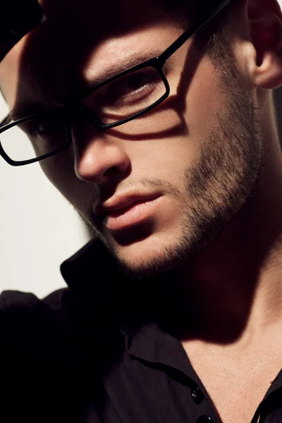 Pohledný muž nosí módní brýle — Stock fotografie