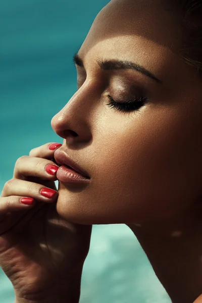 Vacker ung modell med ljusa makeup och manikyr — Stockfoto