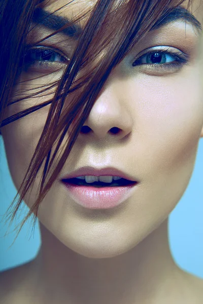 Chica alienígena con piel y labios perfectos — Foto de Stock