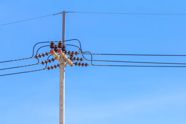 elektrik direğinden mavi arka plan ile