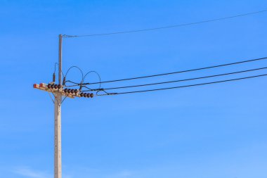 mavi arka plan ile elektrik direğinden