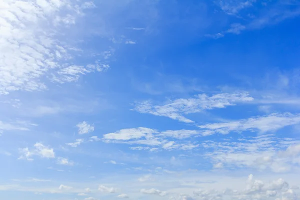 Vita moln mot en blå himmel — Stockfoto