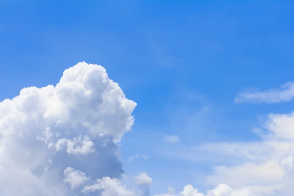 Nubes blancas sobre un fondo azul del cielo —  Fotos de Stock