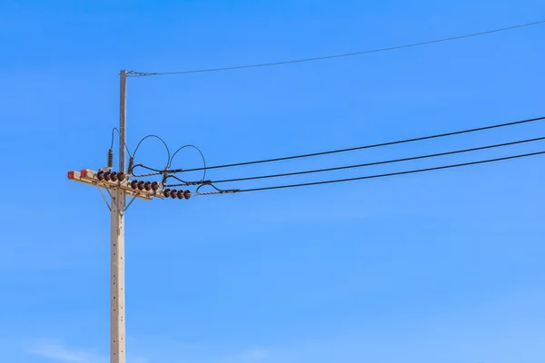 mavi arka plan ile elektrik direğinden