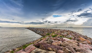 Deniz ve gökyüzü günbatımı