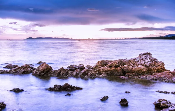 Deniz ve gökyüzü günbatımı