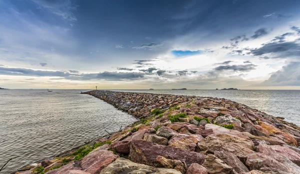 Deniz ve gökyüzü günbatımı