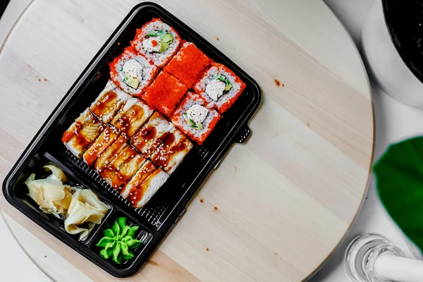 日本寿司食品 马基群岛上有金枪鱼 螃蟹和鳄梨 各种寿司的头像 彩虹寿司卷 乌拉麦卷 软木卷和黑日卷 — 图库照片