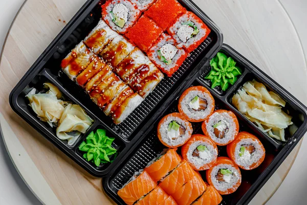 Japońskie Sushi Maki Bułki Tuńczykiem Łososiem Krewetkami Krabem Awokado Widok — Zdjęcie stockowe