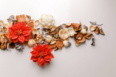 Noel kompozisyonu. Hediyeler, köknar ağacı dalları, beyaz arka planda kırmızı süslemeler. Noel, kış, yeni yıl konsepti. Düz konum, üst görünüm, kopyalama alanı