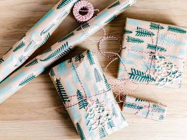 Minimalist stil ambalaj tasarımlı hediye kutuları. Kutlama etkinlikleri ve hediye paketleme konsepti. Düz yerde, üst tarafta. Mutlu Noeller ve mutlu yıllar.!