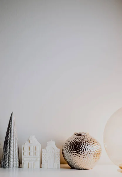 Білі Свічки Обов Язкові Будинки Керамічною Ялинкою Скляною Круглою Лампою — стокове фото