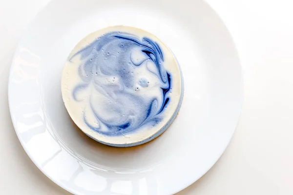 白盘上有蓝莓 樱桃和黑醋栗酱的蓝白芝士蛋糕 — 图库照片