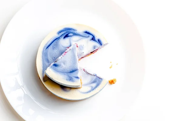 白盘上有蓝莓 樱桃和黑醋栗酱的蓝白芝士蛋糕 — 图库照片