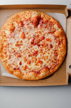 Şampiyon mantarlı pizza, pizza kutusunda biber ve peynir. Yukarıdan kopyalama alanı ile görüntüle.