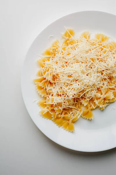 Pasta Mariposa Cuatro Quesos Placa Blanca Fondo Blanco Copiar Espacio — Foto de Stock