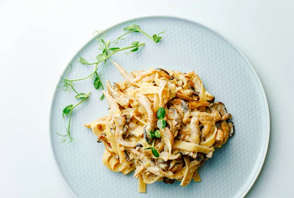 Pasta Fusilli Con Champiñones Ostra Pollo Salsa Crema Queso Penne —  Fotos de Stock