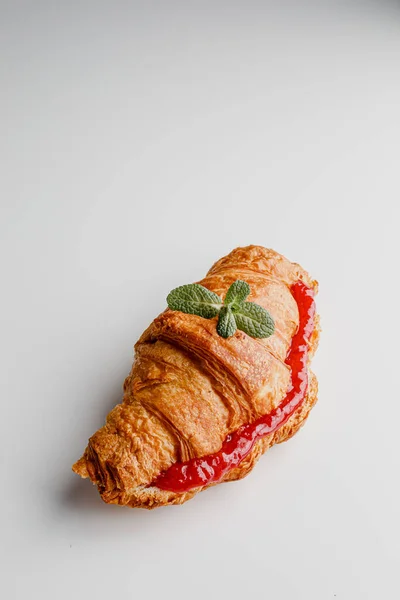 Läckra Färska Croissant Vit Och Ljusgrå Bakgrund Croissant Med Jordgubbs — Stockfoto