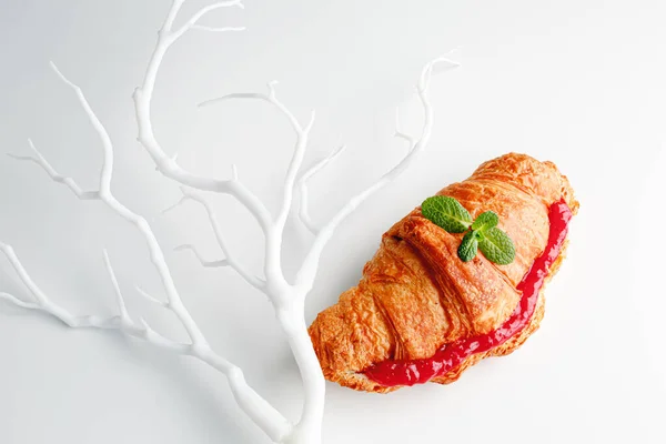 Delicious Fresh Croissant White Light Grey Background Croissant Strawberry Lemongrass — Fotografia de Stock