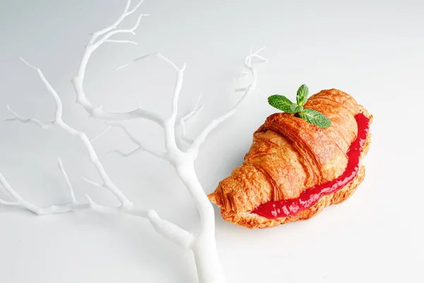 Delicious Fresh Croissant White Light Grey Background Croissant Strawberry Lemongrass — Fotografia de Stock