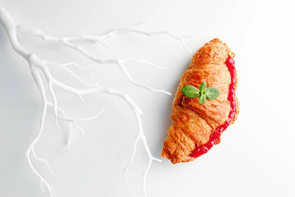 Delicioso Cruasán Fresco Sobre Fondo Blanco Gris Claro Croissant Con —  Fotos de Stock