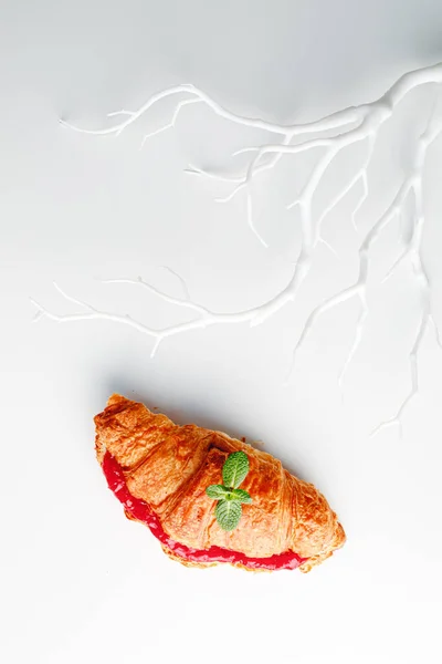 Delicious Fresh Croissant White Light Grey Background Croissant Strawberry Lemongrass — Stock fotografie