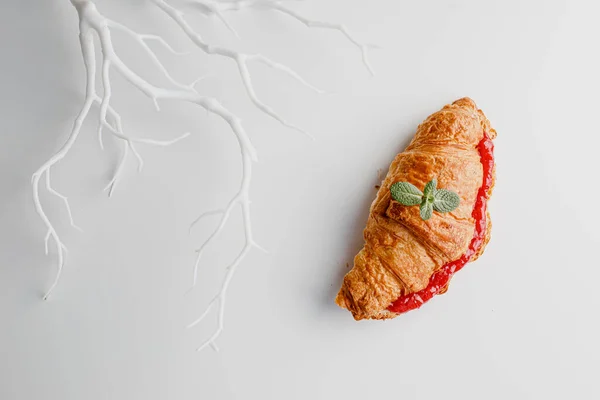 白色和浅灰色背景的美味新鲜羊角面包 番石榴 柠檬草果酱 薄荷叶 法国早餐 早上好顶部视图 — 图库照片