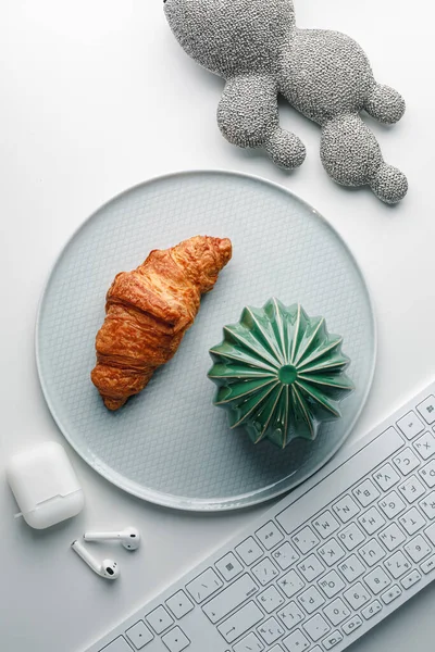 Köstliches Frisches Croissant Auf Weißem Und Hellgrauem Hintergrund Croissant Mit — Stockfoto