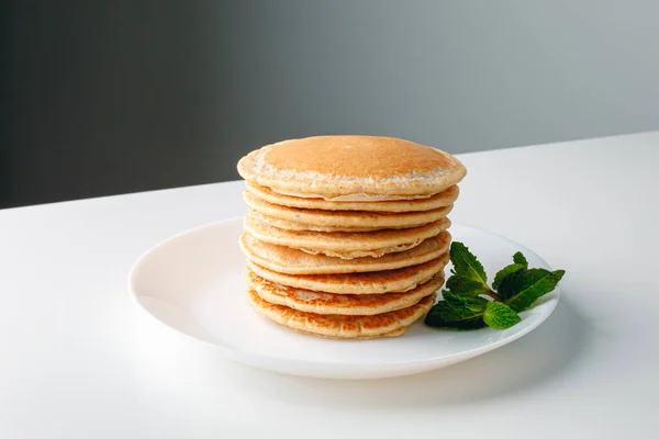 American Pancakes Fresh Blueberry Raspberry Honey Healthy Morning Breakfast Homemade — стокове фото