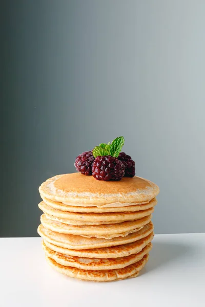American Pancakes Fresh Blueberry Raspberry Honey Healthy Morning Breakfast Homemade — Stok Foto